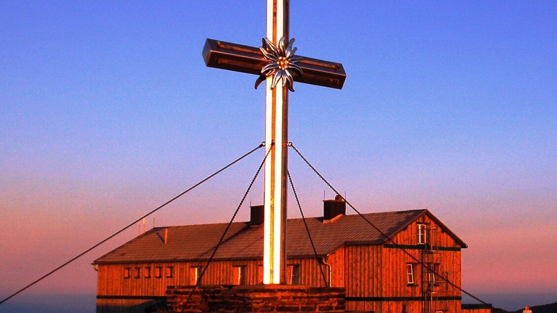 Alois Günther Haus mit Gipfelkreuz Stuhleck. | © Steininger