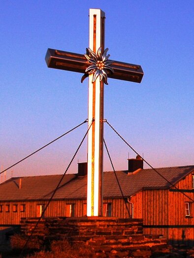 Alois Günther House with Summit Cross Stuhleck. | © Steininger