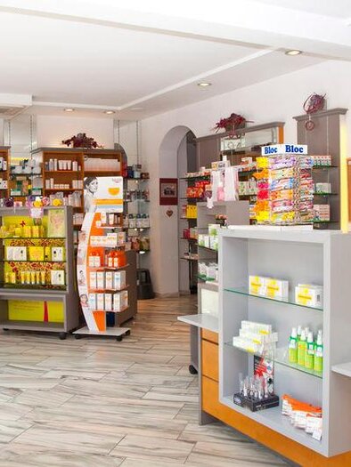 A well-organized pharmacy with shelves full of medications and care products. The sales area is brightly lit and invitingly designed. | © Alpenapotheke Gröbming 