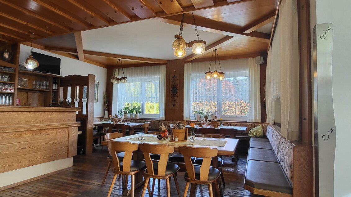 Ein gemütliches Restaurant mit Holzmöbeln und freundlicher Atmosphäre. Große Fenster lassen viel Licht herein und bieten einen Blick nach draußen. | © TV Hochsteiermark