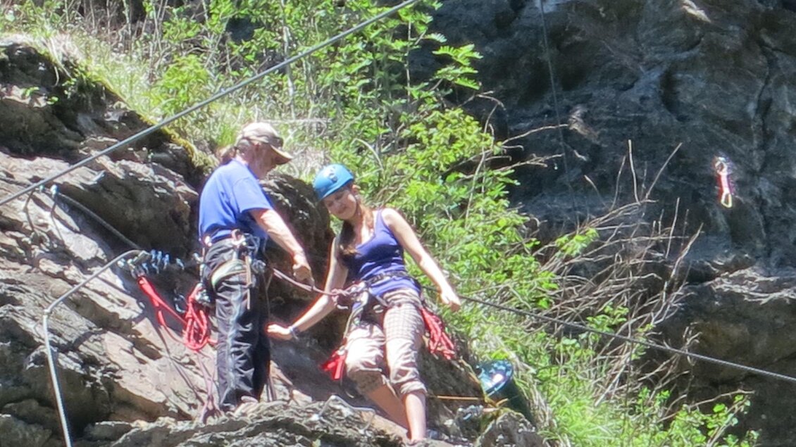Zwei Personen klettern an einer felsigen Wand. Die Frau trägt einen Helm und Kletterausrüstung, während der Mann ihr assistiert. | © Manuela Machner