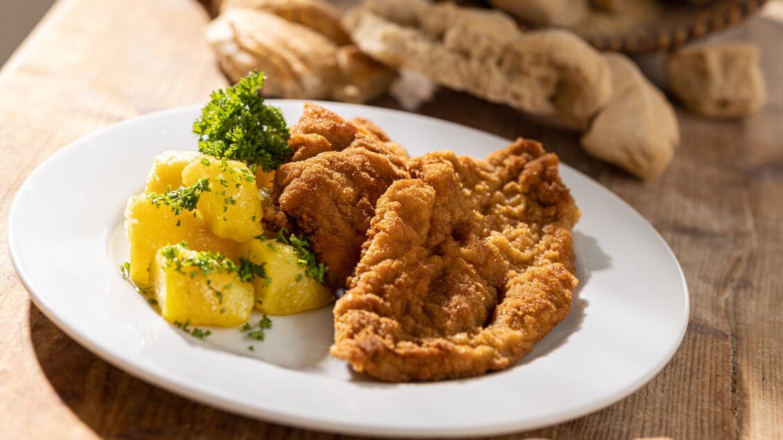 Knuspriges Wiener Schnitzel mit Petersilkartoffel am Teller