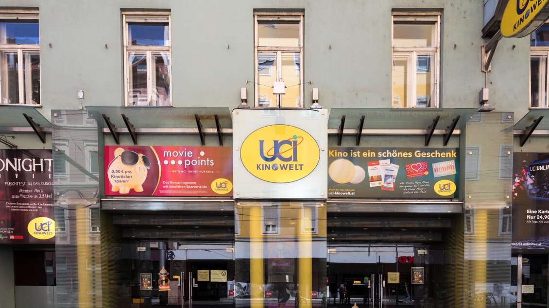 Eingang zur UCI Kinowelt im Annenhof Graz mit Glasfassade und Werbeschildern. | © Graz Tourismus-Harry Schiffer