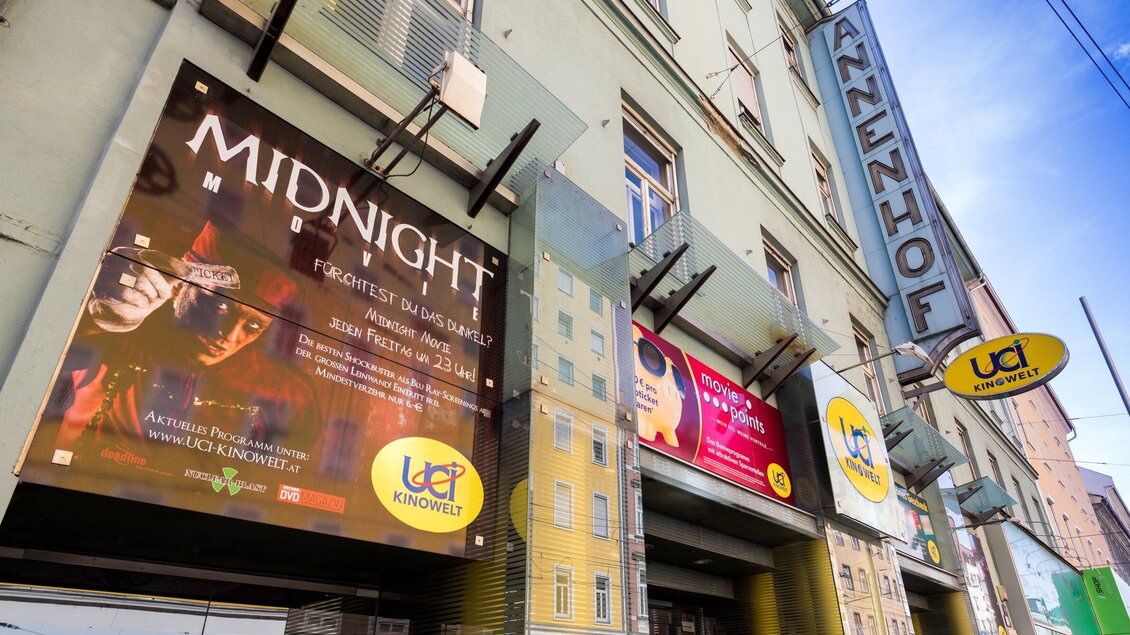 Ein Kino mit großen Plakaten für Filme. Die Fassade zeigt das UCI-Kino und das Restaurant „Annenhof“. | © Graz Tourismus - Harry Schiffer