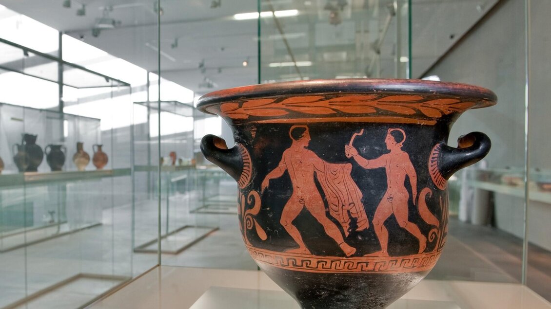 Archäologische Vase mit antiken Darstellungen im Museum Schloss Eggenberg, Graz | © UMJ-N. Lackner