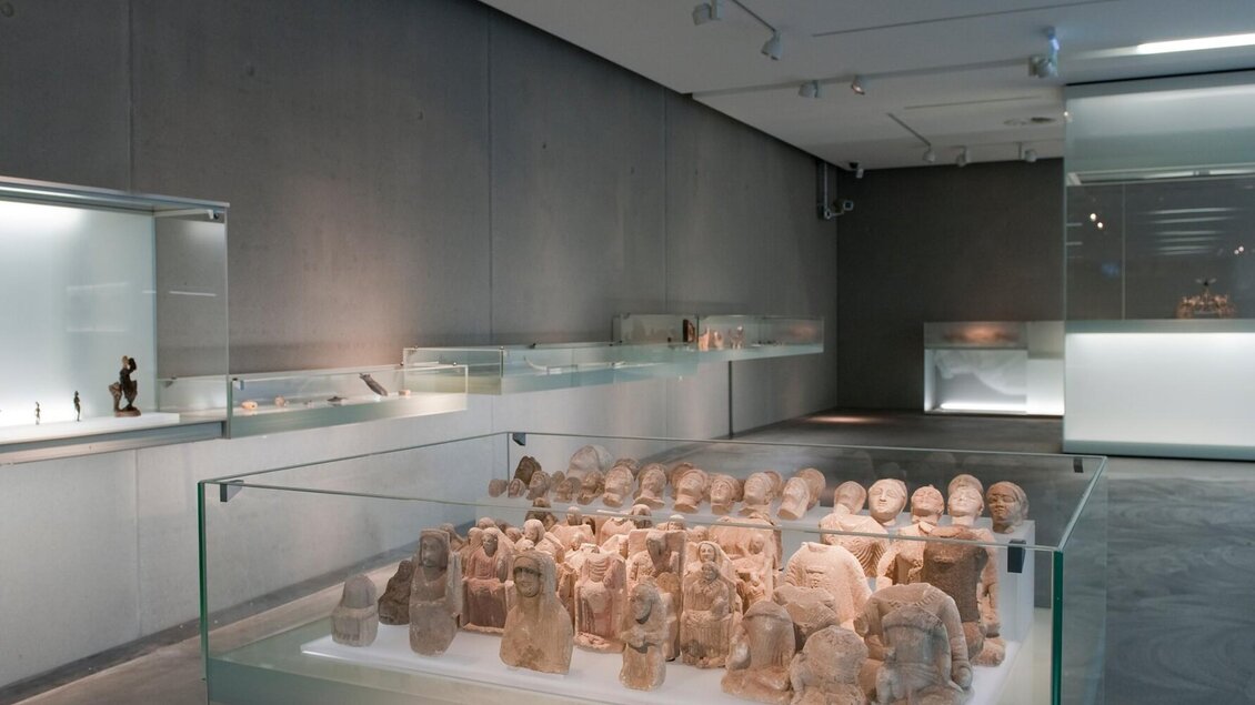 Archäologische Ausstellungsstücke im Schloss Eggenberg Museum in Graz, mit Skulpturen und Artefakten aus der Antike. | © UMJ-N. Lackner