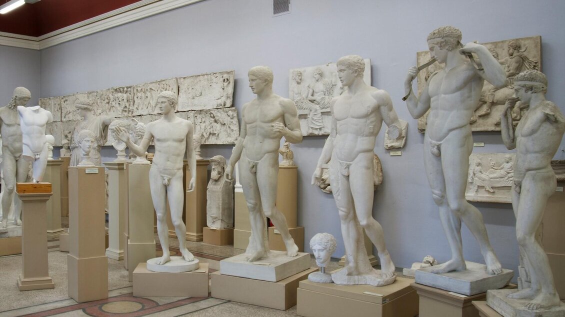 Weiße antike Skulpturen und Reliefs in der archäologischen Sammlung der Universität Graz, die griechische und römische Kunstwerke zeigen.  | © Institut für Archäologie