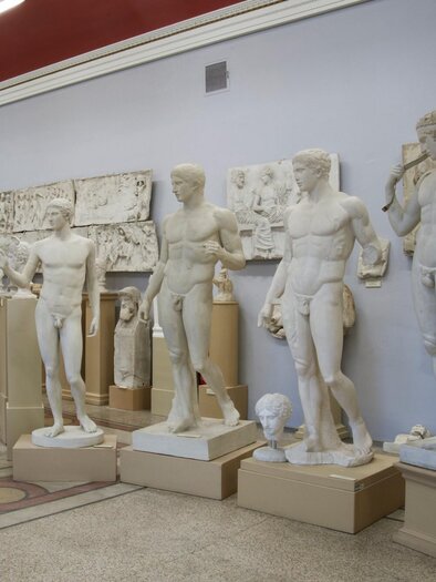 Weiße antike Skulpturen und Reliefs in der archäologischen Sammlung der Universität Graz, die griechische und römische Kunstwerke zeigen.  | © Institut für Archäologie