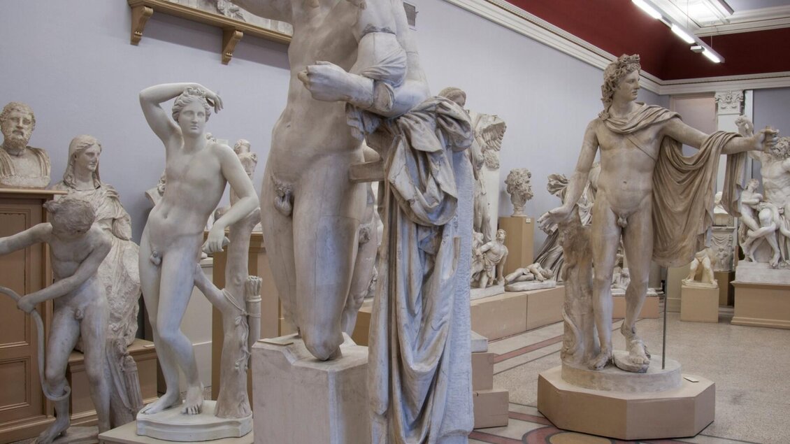 Antike griechische und römische Skulpturen in der archäologischen Sammlung der Universität Graz, mit Figuren und Reliefs aus Marmor. | © Institut für Archäologie