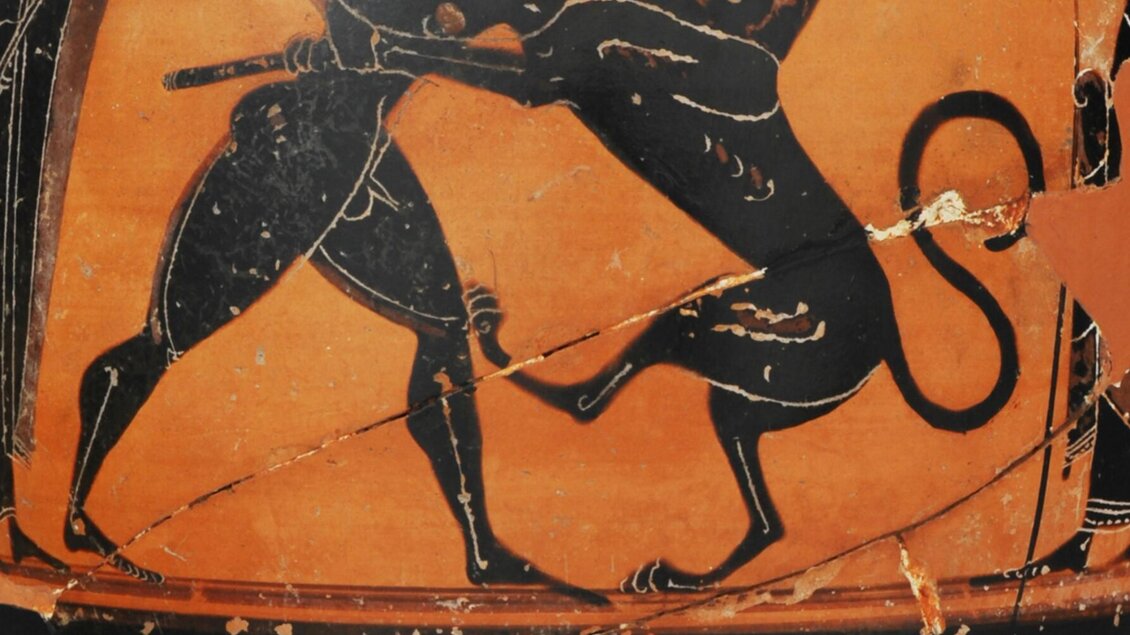 Detailaufnahme eines griechischen Vasenbildes, das einen Kämpfer und ein mythisches Wesen zeigt, aus der archäologischen Sammlung der UNI Graz. | © Institut für Archäologie