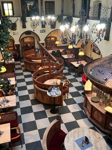 Ein gemütliches Restaurant mit rustikalem Design und vielen Holzelementen. Die runden Nischen sind gut beleuchtet und schaffen eine einladende Atmosphäre. | © Arkadenhof