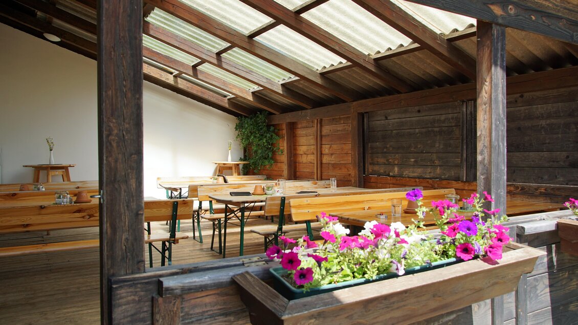 Aussensitzbereich Arzberghütte. | © Oststeiermark Tourismus