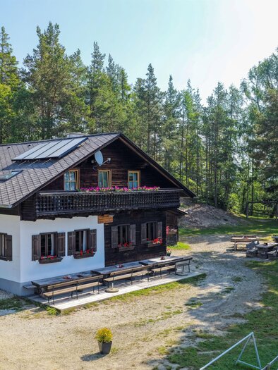 The Arzberghütte can be seen. | © Kurt Elmleitner