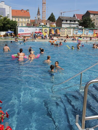 Menschen genießen das Schwimmen im Augartenbad Graz an einem sonnigen Sommertag | © Holding Graz-Wiliam Holzer