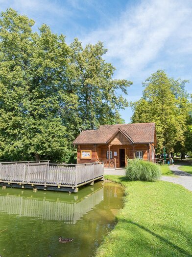 Aupark Pöllau_Pond with hut_Eastern Styria | © Helmut Schweighofer