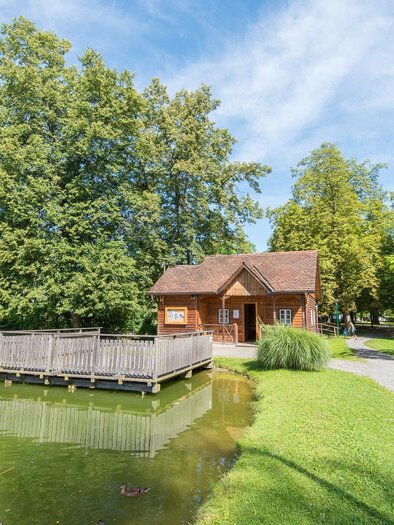 Aupark Pöllau_Pond with hut_Eastern Styria | © Helmut Schweighofer