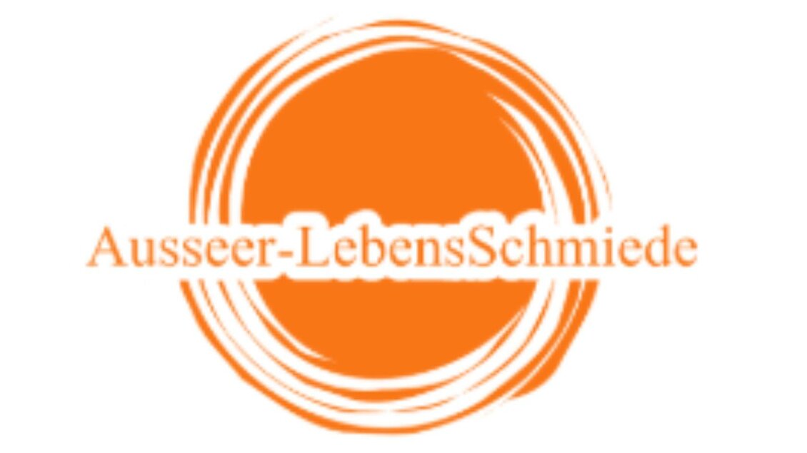 Das Bild zeigt das Logo von "Ausseer-LebensSchmiede". Es handelt sich um eine therapeutische Einrichtung, die Shiatsu und weitere Dienstleistungen anbietet. | © Johanna Erhart