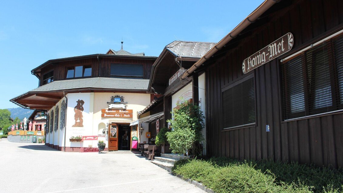 Ein traditionelles Gebäude mit Holzfassade und einem einladenden Eingang. Umgeben von grüner Vegetation und klarem blauen Himmel. | © TVB Ausseerland Salzkammergut/Viola Lechner