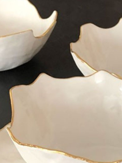 Ein einladendes Geschäft mit großen Fenstern und einem Eingang. Vor dem Laden stehen zwei Pflanzgefäße mit Blumen. | © Astrid Wichert