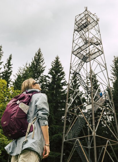 Wildwiese observation tower with hikers_East Styria | © Bernhard Bergmann