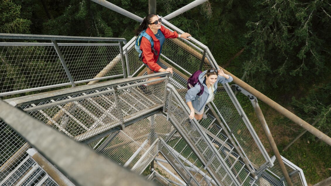 zu sehen sind Wanderer in der Aussichtswarte. | © Bernhard Bergmann