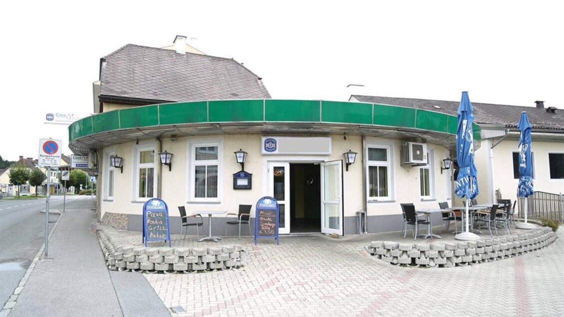 Ein rundes Gebäude mit grünem Dach und Tischen im Freien. Es befindet sich an einer Straßenecke in einer ruhigen Umgebung. | © keine Kenntnis