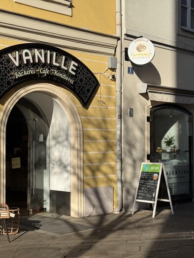 Ein einladendes Café mit dem Namen „Vanille“ und einem stilvollen Eingang. Vor dem Café steht ein gemütlicher Stuhl und eine Tafel mit Angeboten. | © TV Hochsteiermark
