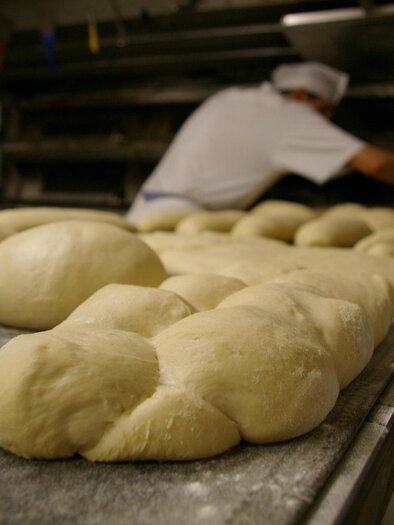 Frisches, rustikales Brot mit einer knusprigen Kruste. Die Brote haben eine goldene Farbe und sind leicht mit Mehl bestaubt. | © Pixabay