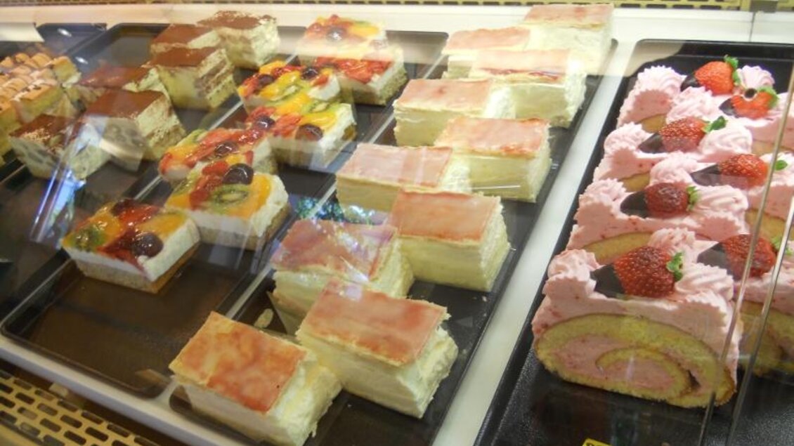 Eine Auswahl an verschiedenen Kuchen und Torten in einer Vitrine. Die Desserts sind bunt dekoriert und ansprechend angerichtet. | © Bäckerei Konditorei Café Hütter