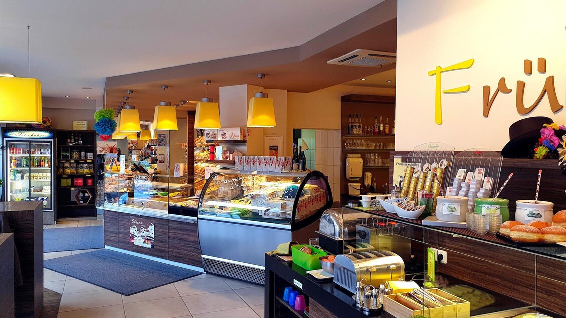 Ein gemütliches Café mit einer vielfältigen Auswahl an Snacks und Getränken. Helle Farben und eine freundliche Atmosphäre laden zum Verweilen ein. | © Bäckerei Konditorei Café Hütter