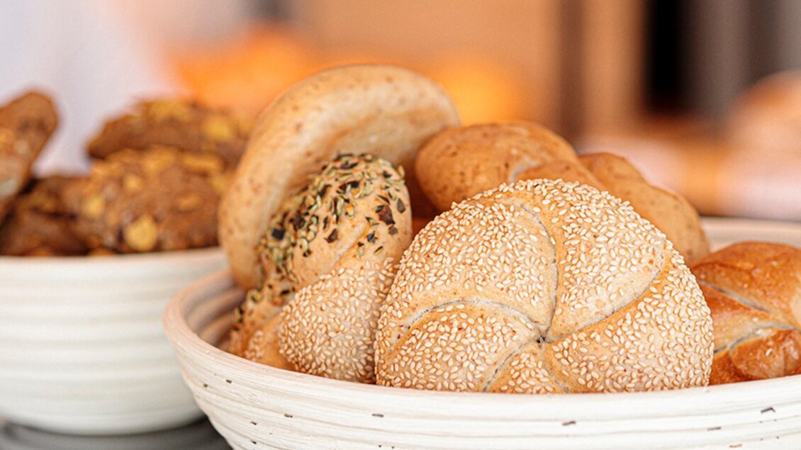 Verschiedene Semmeln und Korngebäcke in heller Brotschale | © Sorger - Kurt Remling