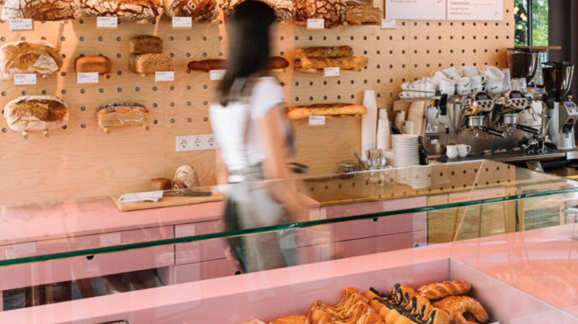 Blick auf Sortiment mit Gebäck und Kaffeemaschine in der Bäckerei Sorger Premstätten. | © Bäckerei Sorger