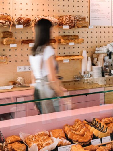 Blick auf Sortiment mit Gebäck und Kaffeemaschine in der Bäckerei Sorger Premstätten. | © Bäckerei Sorger