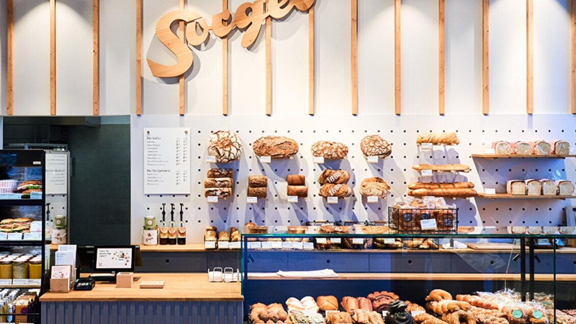 Blick in die moderne Theke der Bäckerei Sorger mit Brot- und Gebäckauswahl | © Bäckerei Sorger