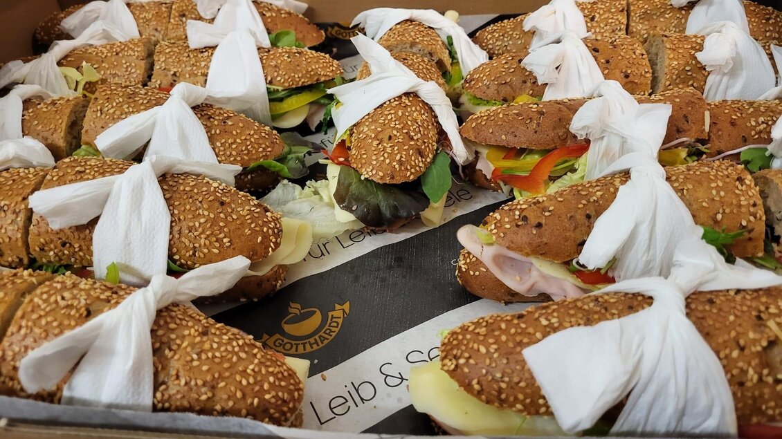Eine Kiste mit vielen Sandwiches, die mit Sesambrötchen und Servietten serviert werden. Die Sandwiches sind mit verschiedenen Füllungen wie Gemüse und Wurst belegt. | © Tourismusverband Oststeiermark