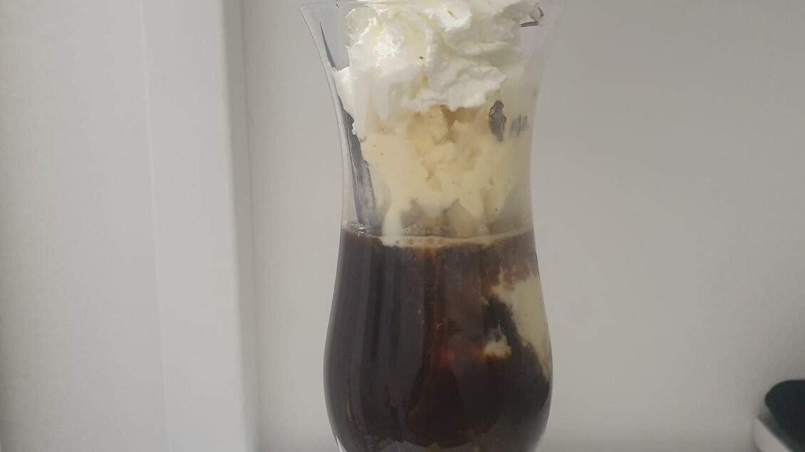 Ein schmackhafter Eiskaffee in einem eleganten Glas. Oben mit Sahne und einem Keks dekoriert. | © Tourismusverband Oststeiermark