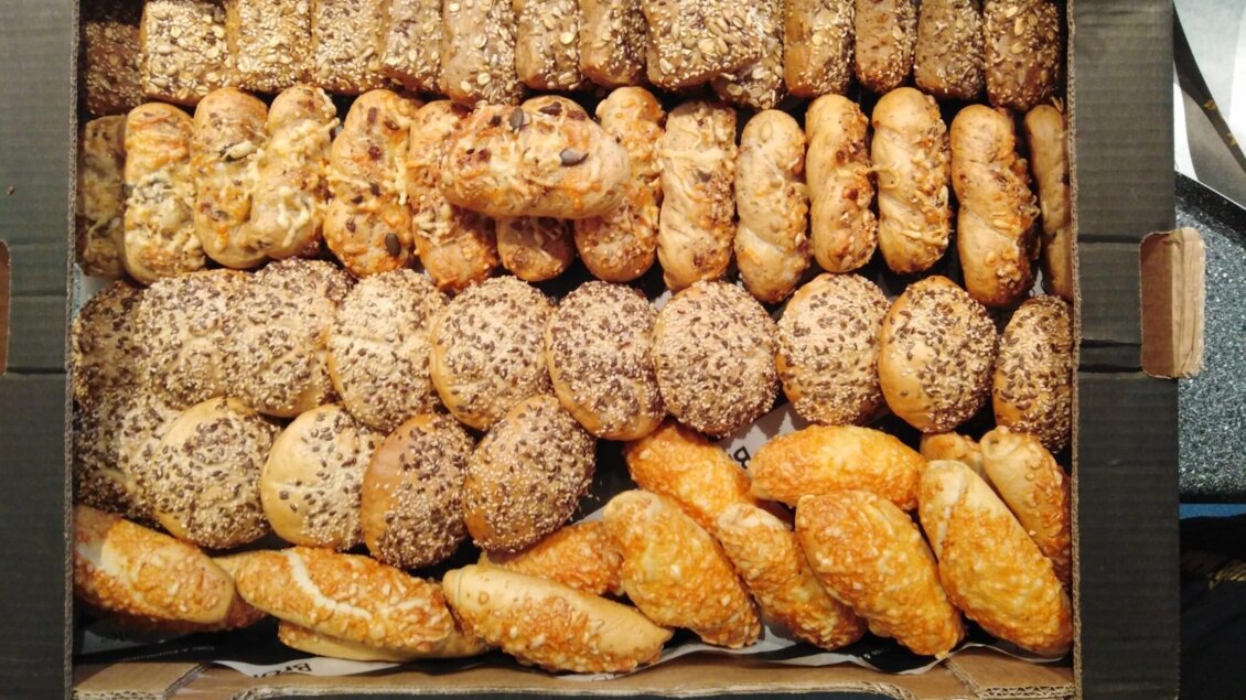 Eine Kiste mit verschiedenen Brötchen, die unterschiedlich belegt sind. Die Brötchen sind goldbraun und frisch gebacken. | © Tourismusverband Oststeiermark