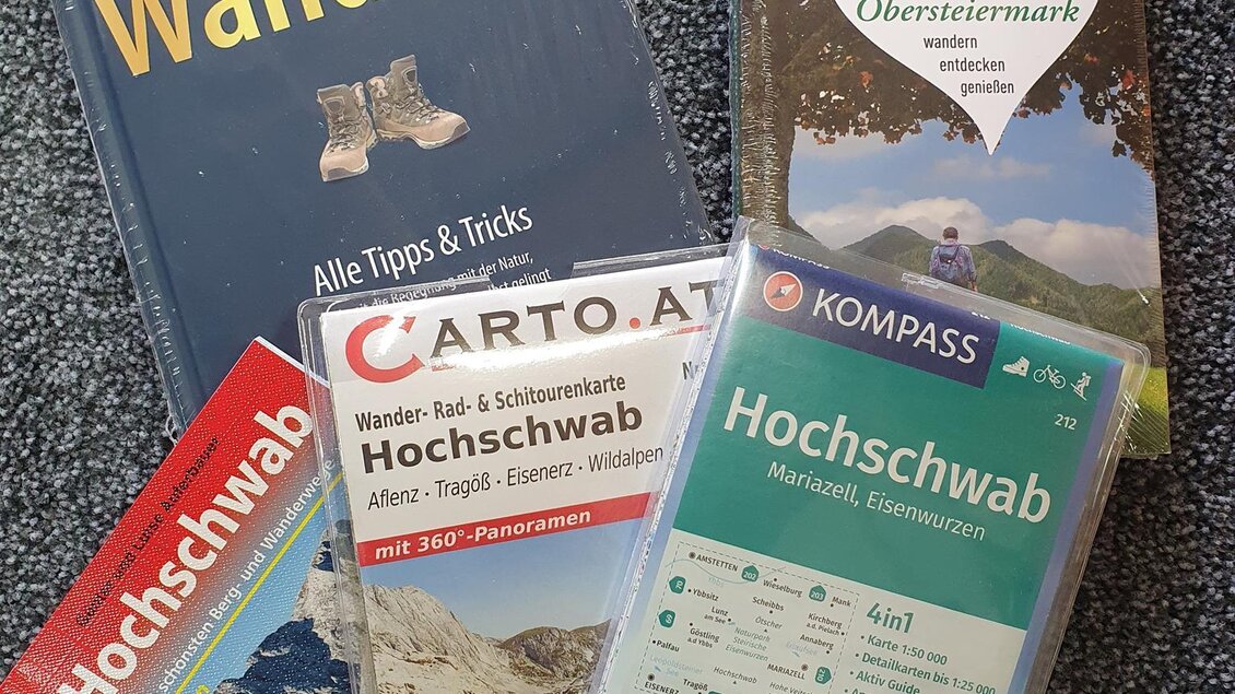 Eine Sammlung von Wanderbüchern und Karten. Die Titel behandeln Wandergebiete wie Hochschwab und allgemeine Tipps für das Wandern. | © Büchereck Barbara Freidinger