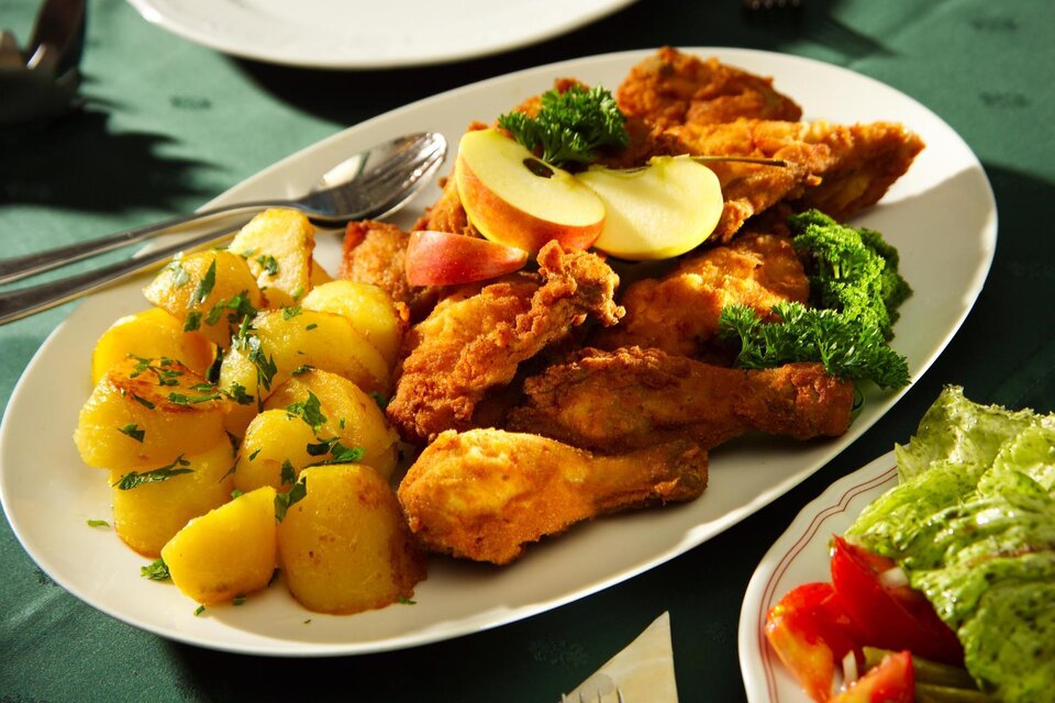 Fried chicken station at Gasthaus Hesch in Krusdorf - Impression #1 | © Thermen- & Vulkanland