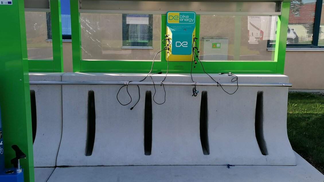 Eine Ladestation für Elektroautos mit zwei Ladesäulen. Der Bereich ist sauber und gut beleuchtet, umgeben von Rasen. | © Kurkommission Bad Blumau