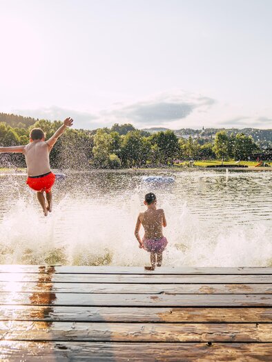 Dive into the Pinggau bathing lake | © Oststeiermark Tourismus