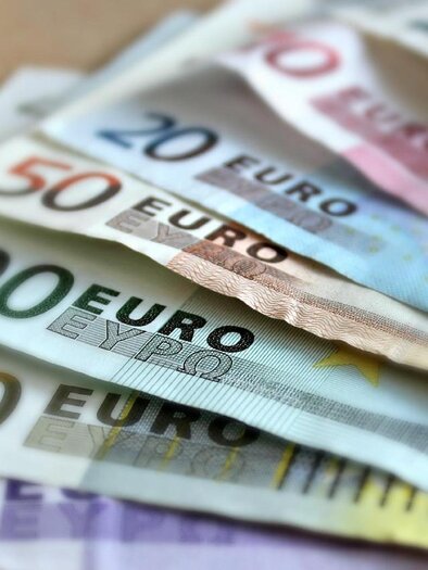 A stack of euro banknotes in different denominations. The visible amounts are 5, 20, 50, 100, 200, and 500 euros. | © Pixabay