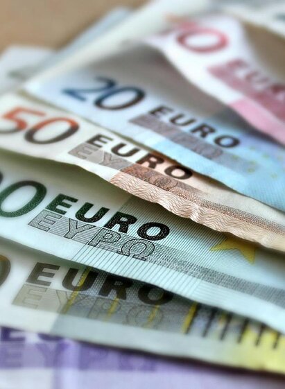 Eine Sammlung von Euro-Banknoten in verschiedenen Stückeln. Die Scheine sind übereinander gelegt und gut sichtbar. | © Pixabay