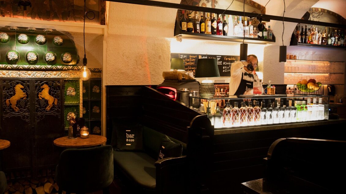 Eine stilvolle Bar mit einem eleganten Tresen und gemütlichen Sitzgelegenheiten. Die warmen Lichter und die einzigartigen Dekorationen schaffen eine einladende Atmosphäre. | © Magdalena Bereznicka