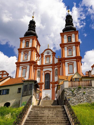 Die barocke Basilika Mariatrost in Graz mit ihren markanten Türmen und der Treppe. | © Graz Tourismus - Harry Schiffer