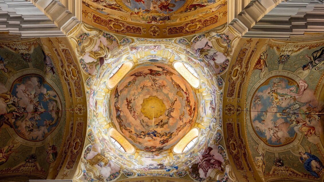 Blick auf das kunstvolle Deckenfresko der Basilika Mariatrost in Graz mit himmlischen Szenen. | © Graz Tourismus - Harry Schiffer