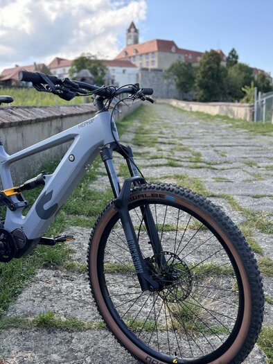 Explore the region around Riegersburg Castle by bike  | © BauerBikes