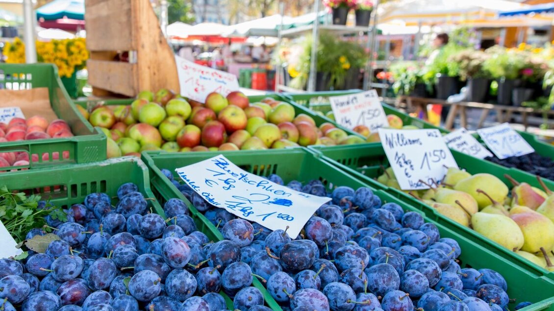 Kisten mit frischen Pflaumen, Äpfeln und Birnen auf dem Bauernmarkt am Lendplatz in Graz. | © Graz Tourismus - Harry Schiffer