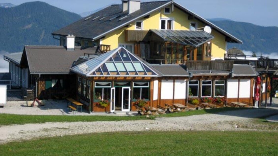 Ein charmantes Gebäude mit einem modernen Anbau und großen Fenstern. Es befindet sich in einer malerischen Berglandschaft. | © Fam. Filzwieser