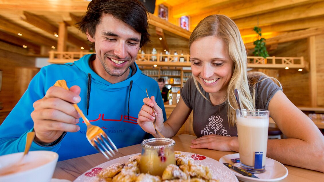 Ein paar genießt köstliches Dessert in einem gemütlichen Restaurant. Die freundliche Atmosphäre und das leckere Essen sorgen für eine angenehme Zeit. | © Berggasthof Bottinghaus